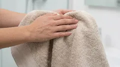 タオルはどのくらいの頻度で洗うべきか：シャワーのたびに交換する必要がない場合と、交換すべきタイミングについて。