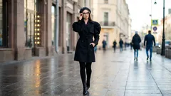 ファーアイテムと白いスニーカーの時代は終わった。ここに、2026年の新ベーシックコレクションが登場。これこそが、本当に使えるアイテムだ。