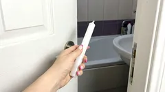 月に一度、私はバスルームに行き、普通のキャンドルを持って行きます。それだけで、3つの問題が一度に解決します。