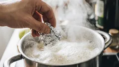 なぜ沸騰したお湯にアルミホイルを入れるのか？この意外な裏技で、たった2分で食器がきれいになる