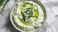 野生のニンニクを使った春のジャジキ:クリーミーなソースを作るための簡単な手順。