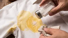 時短でできる油ジミの応急処置：塩と重曹で15〜30分しみ抜き