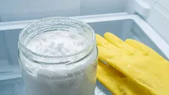 重曹を使って冷蔵庫を掃除し、臭いを完全に消す方法