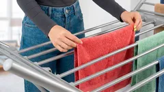 アイロン、ヒーター、乾燥機を使わずに7分で服を乾かす方法：効果的な裏ワザ