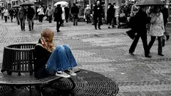 人に囲まれているのに孤独を感じるのはなぜか――無意識の「役割」が生む距離感