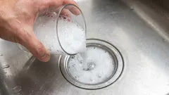 手作りの溶液を使って、たった2分で洗面台をきれいにする簡単な方法。