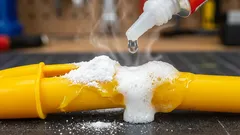 瞬間接着剤×重曹はなぜ固まる？仕組みと失敗しない使い分け