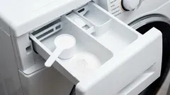 洗濯機の掃除方法：洗剤投入口に75gの洗剤を入れれば、汚れやカビが黒いフレーク状になって浮き出てきます。