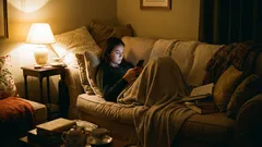 なぜ社交的な人に見えるのに、親しい友人がいないのか：感情的な距離感の微妙な兆候