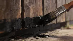 フェンスは地面に近い部分から腐り始める:廃油を使った昔からの裏技と、その代用品について。