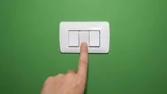 照明をつけたままにするか、一度消してまたつけるか：どちらがより多くの電力を消費するのでしょうか？