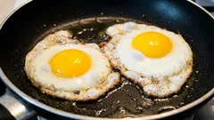 目玉焼きを作った直後にフライパンを洗わないでください。このアドバイスを実践すれば、調理器具を長年にわたり良い状態に保つことができます。